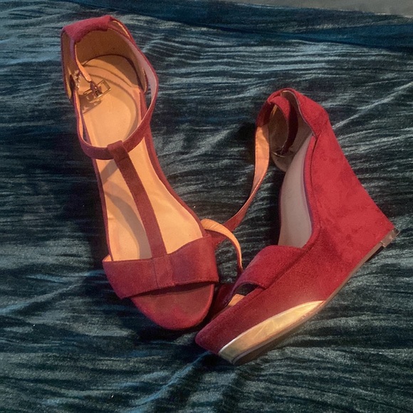 Xhiliration Red Velvet Wedge Heel - Picture 4 of 4